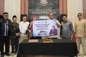 Rektor Uniku berfoto bersama usai menerima 1 unit ambulan yang diserahkan secara simbolis.